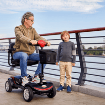 Homme âgé assis sur le scooter de mobilité Sweetrich S1 Sport