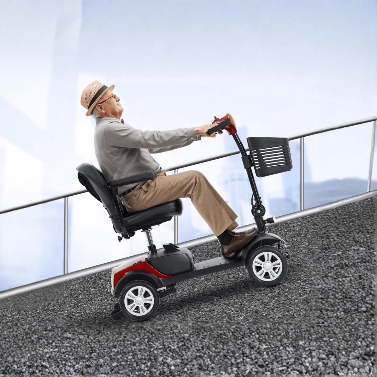 Homme âgé assis sur le scooter de mobilité Sweetrich S1 Sport