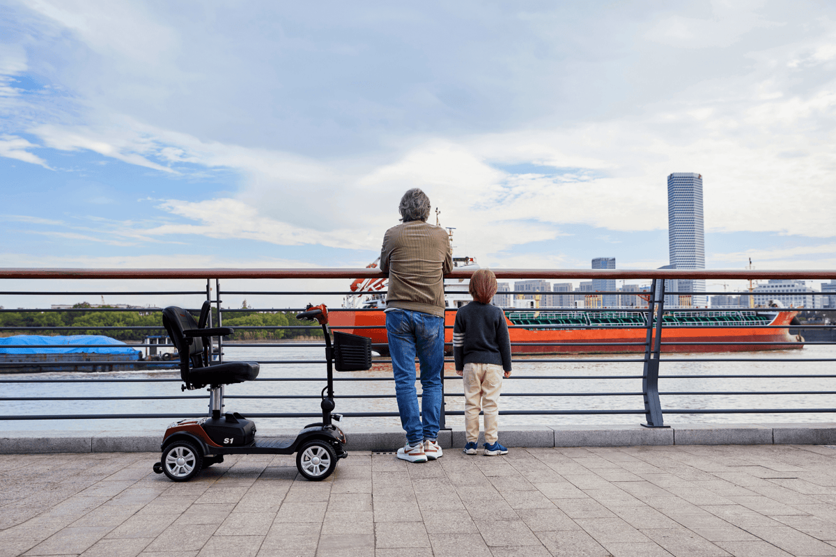 Homme debout avec le scooter de mobilité Sweetrich S1 Sport