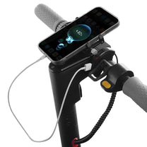 Téléphone en charge sur la trottinette électrique, vue de profil : prise USB pour Ninebot Max G30/G30D