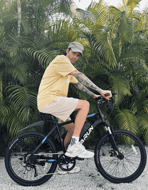 Homme roulant sur le VTT électrique VARUN M24-1 coloris noir