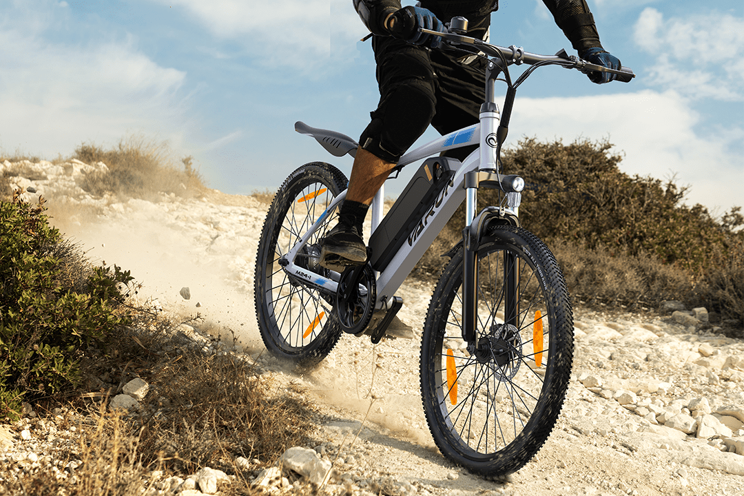 Pilote sur le VTT électrique VARUN M24-1 en tout-terrain