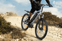 Pilote sur le VTT électrique VARUN M24-1 en tout-terrain