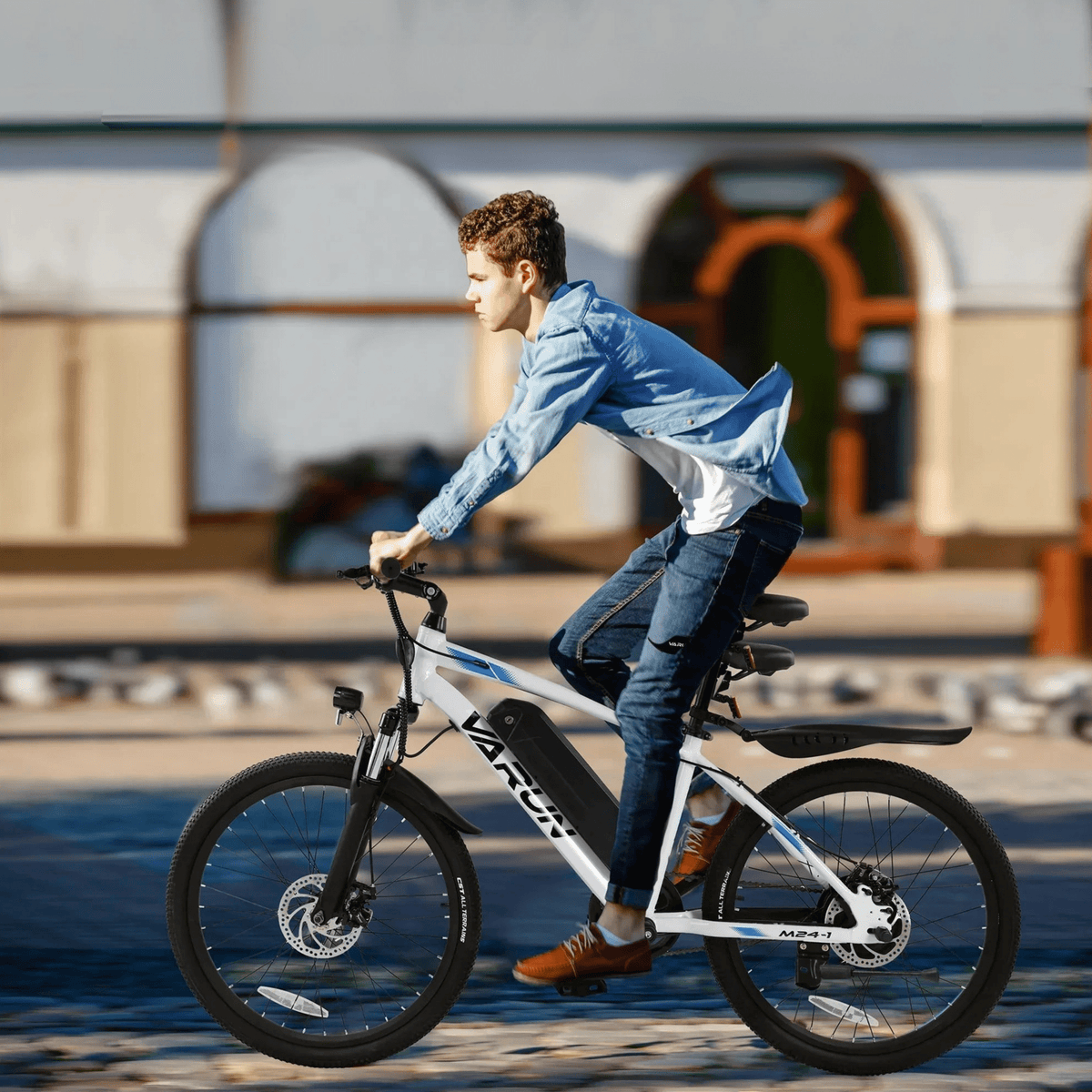 Homme roulant sur le VTT électrique VARUN M24-1 coloris blanc en ville