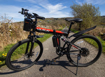 VTT électrique VARUN M26-3 Pro vu de trois-quarts avant coloris noir garé sur une allée