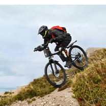 Pilote sautant avec le VTT électrique VARUN M26-3 Pro avec un casque