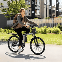 Personne roulant sur le VTT électrique VARUN M26-3 Pro en ville
