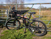 VTT électrique VARUN M26-3 Pro vu de profil coloris noir garé sur une pelouse