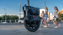 Monocycle électrique Leaperkim Veteran Sherman-L vu de trois-quarts avant en ville
