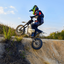 Pilote sautant avec la moto-cross électrique Vipcoo H2