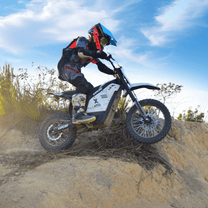 Pilote sur la moto-cross électrique Vipcoo H2 en tout-terrain