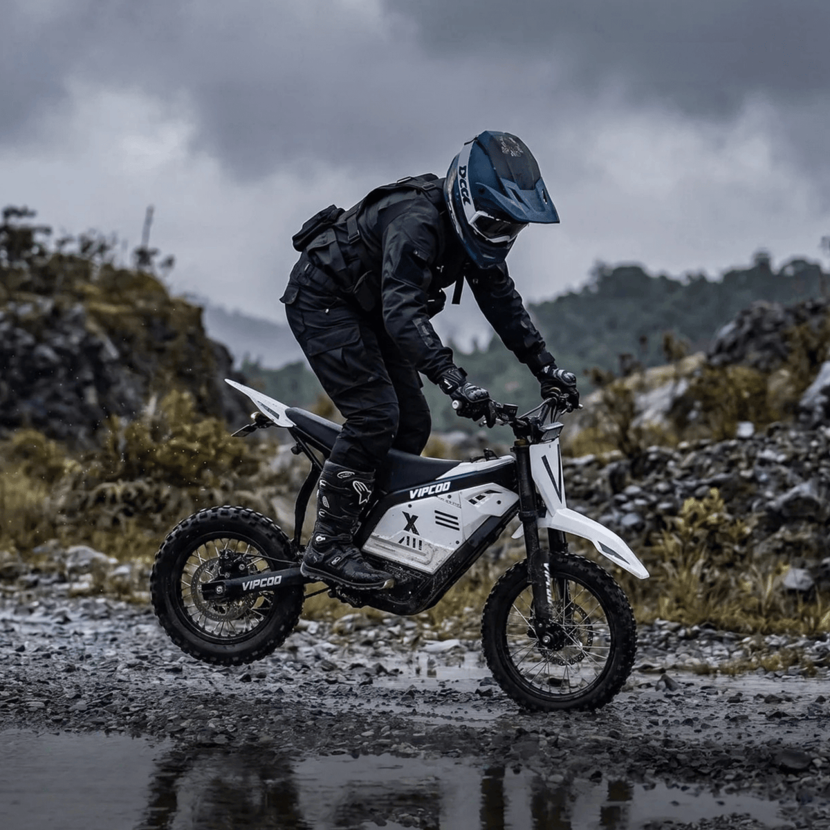 Pilote sur la moto-cross électrique Vipcoo H2 en tout-terrain sur la route