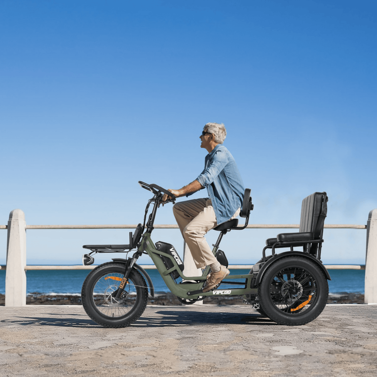 Personne roulant sur le tricycle électrique VIPCOO R1 au bord de la mer