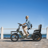 Personne roulant sur le tricycle électrique VIPCOO R1 au bord de la mer