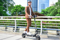 Homme roulant sur la trottinette électrique VIPCOO VS6 en ville