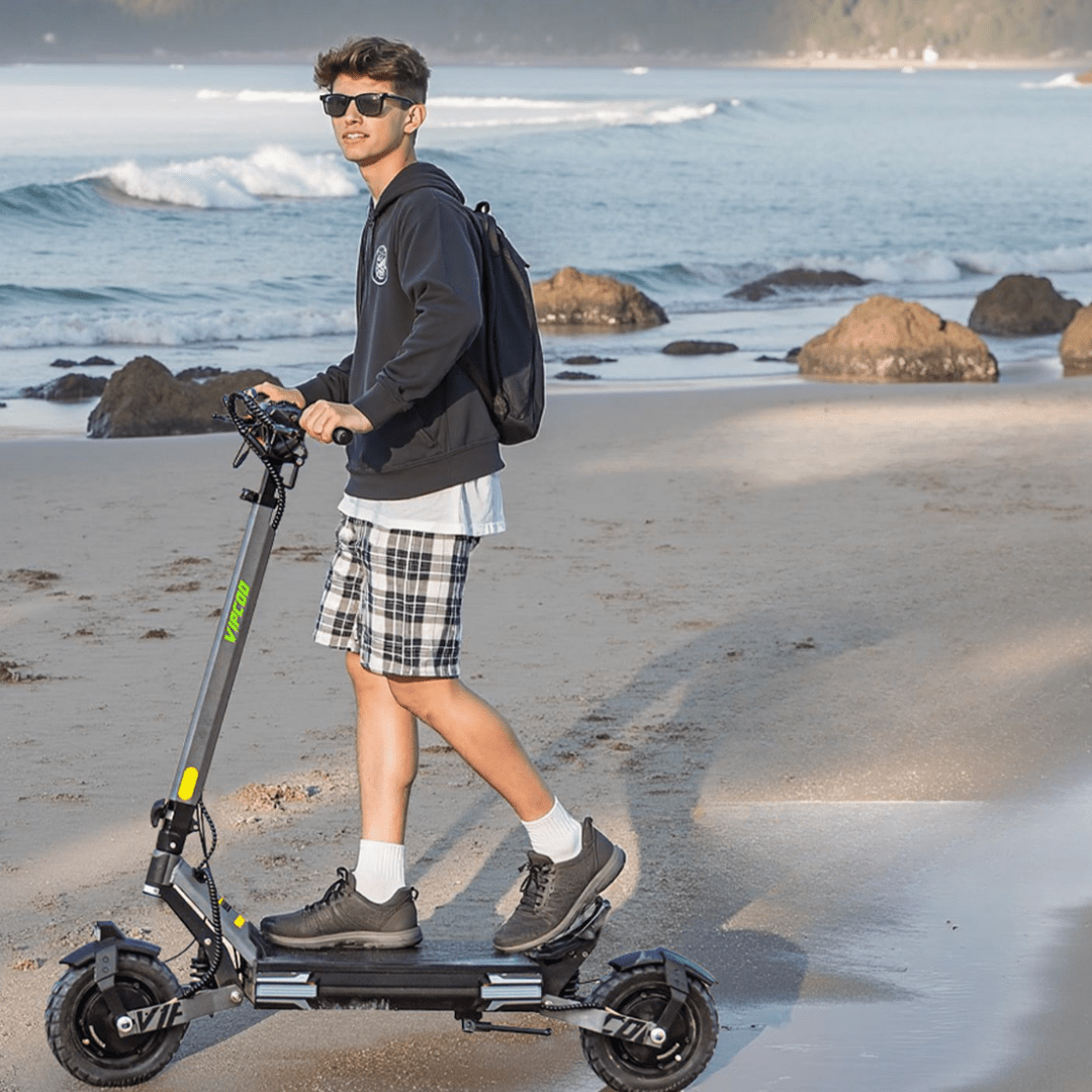 Homme roulant sur la trottinette électrique VIPCOO VS6 au bord de la mer