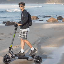 Homme roulant sur la trottinette électrique VIPCOO VS6 au bord de la mer
