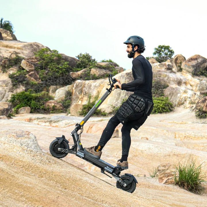 Homme roulant sur la trottinette électrique VIPCOO VS6 sur un sentier