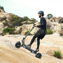 Homme roulant sur la trottinette électrique VIPCOO VS6 sur un sentier