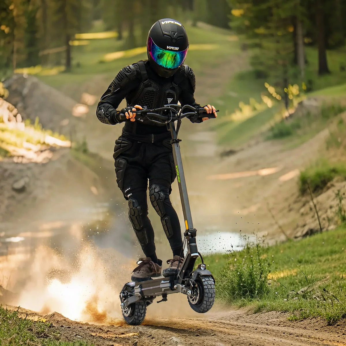 Personne roulant sur la trottinette électrique VIPCOO VS6 Pro sur un sentier