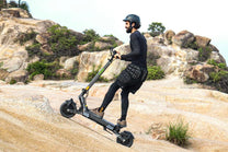 Homme roulant sur la trottinette électrique VIPCOO VS6 Pro sur un sentier