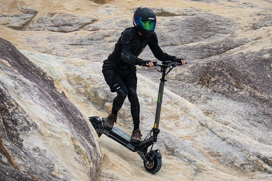 Personne roulant sur la trottinette électrique VIPCOO VS6 Pro sur un sentier