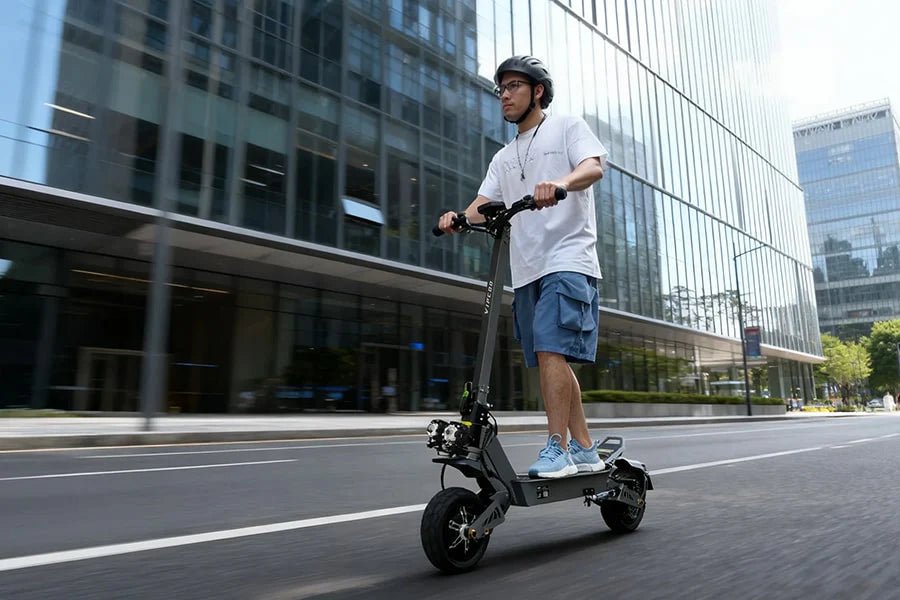Homme roulant sur la trottinette électrique VIPCOO VS9 en ville