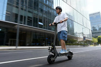 Homme roulant sur la trottinette électrique VIPCOO VS9 en ville
