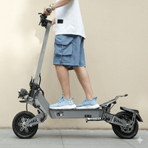 Personne debout avec la trottinette électrique VIPCOO VS9