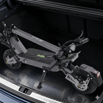 Trottinette électrique VIPCOO VS9 pliée dans le coffre d'une voiture