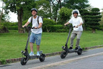 Personne debout avec la trottinette électrique VIPCOO VS9