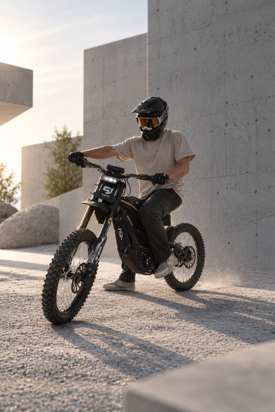 Moto cross électrique Wheelyshop – pilote avec casque intégral devant une architecture moderne en béton