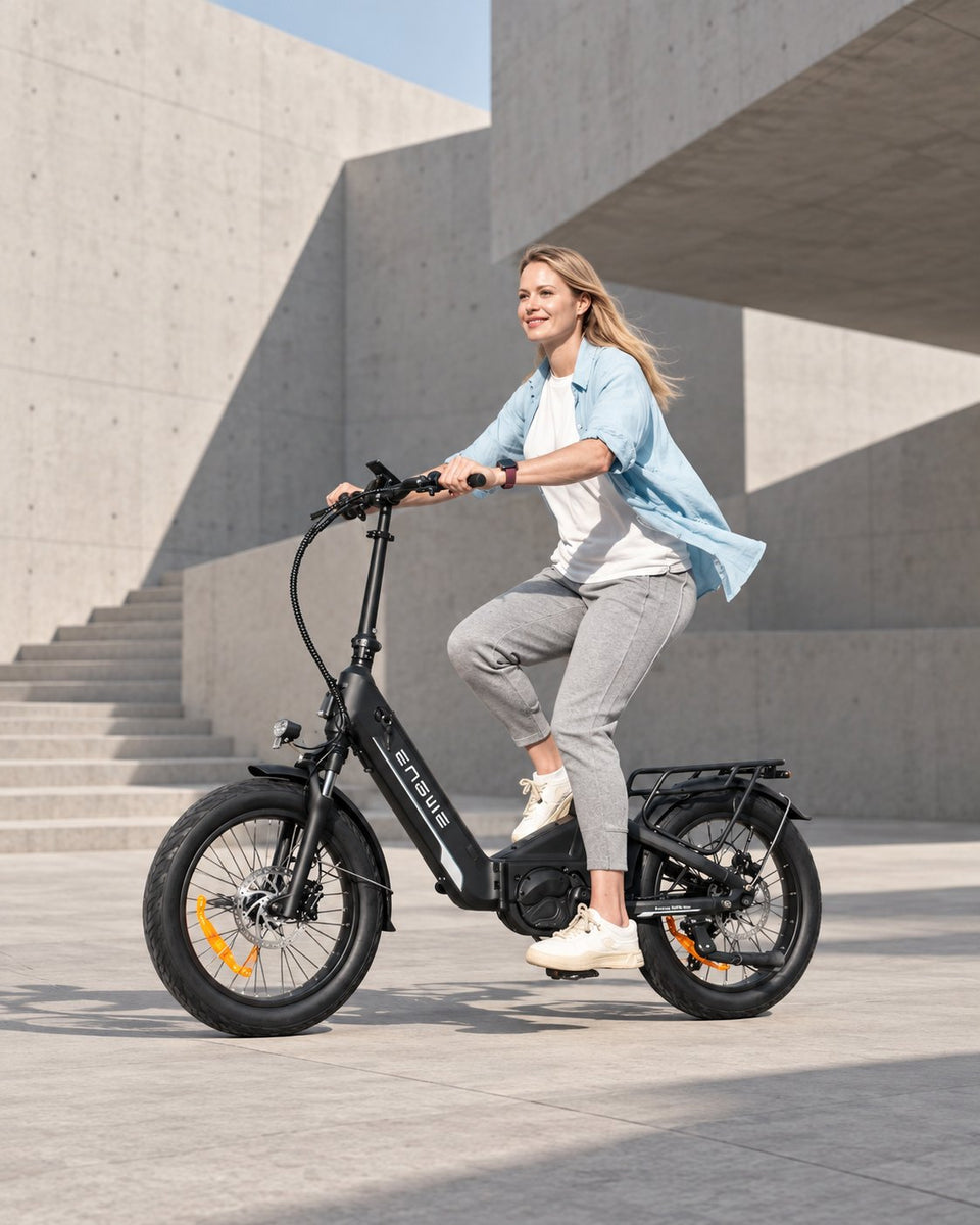 Vélo électrique Wheelyshop – cycliste sur un vélo pliant ENGWE devant une architecture moderne en béton