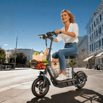 Femme roulant sur la trottinette électrique Wheely H14 en ville