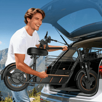 Homme debout avec la trottinette électrique Wheely H14
