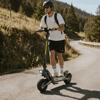 Homme roulant sur la trottinette électrique Wheely J2 Max sur la route