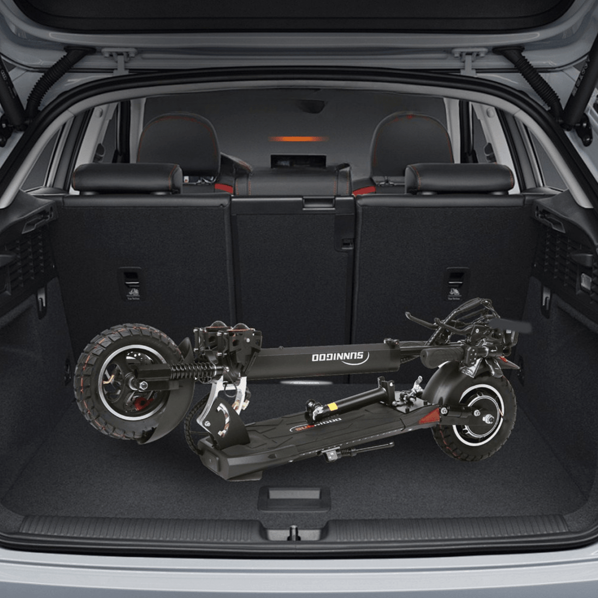 Trottinette électrique Wheely N3L Max pliée dans le coffre d'une voiture