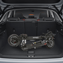 Trottinette électrique Wheely N3L Max pliée dans le coffre d'une voiture