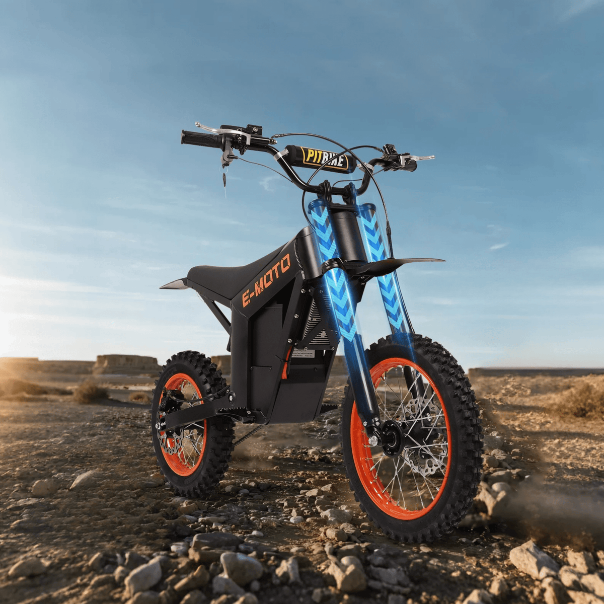 Moto-cross électrique Wheely Y01 vue de trois-quarts avant sur un terrain sablonneux