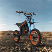Moto-cross électrique Wheely Y01 vue de trois-quarts avant sur un terrain sablonneux