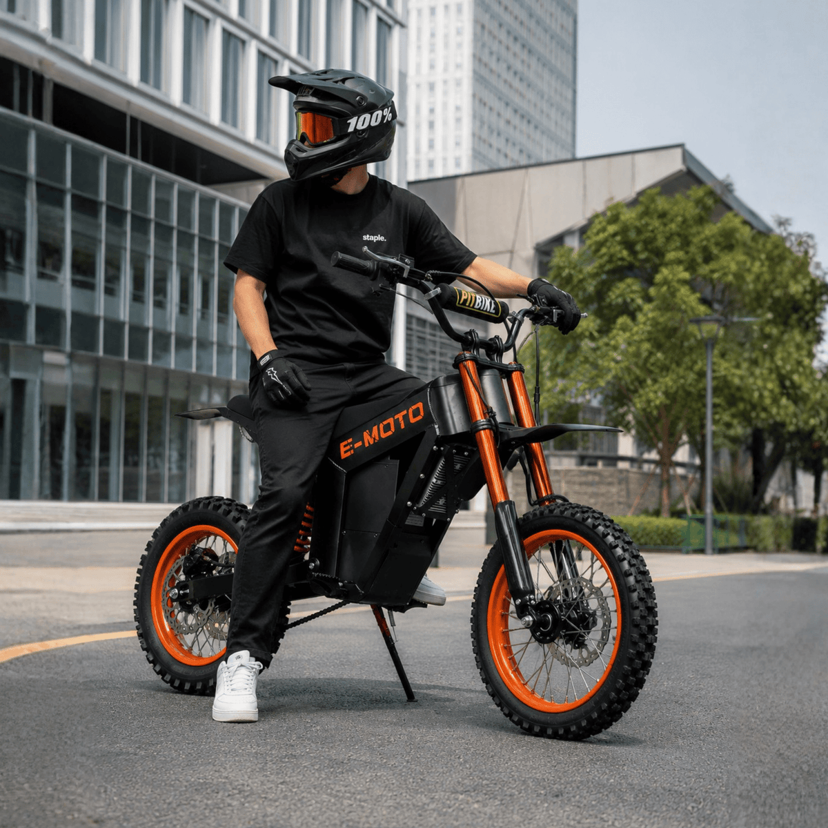 Personne roulant sur la moto-cross électrique Wheely Y01 en ville