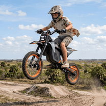 Personne roulant sur la moto-cross électrique Wheely Y88 sur une allée