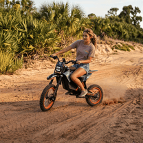 Personne roulant sur la moto-cross électrique Wheely Y88 sur une allée