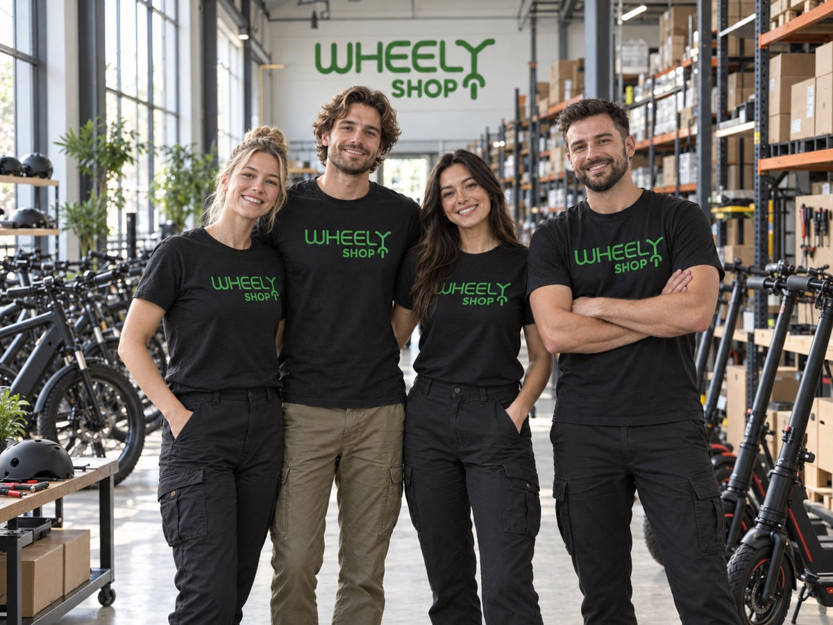 L’histoire de Wheelyshop – de l’idée à l’innovation : l’équipe Wheelyshop dans l’entrepôt parmi vélos électriques, trottinettes électriques et pièces détachées