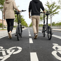 Deux personnes avec le vélo électrique pliant YANGOR H19 coloris gris sur une allée