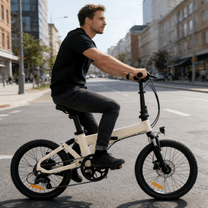 Homme roulant sur le vélo électrique pliant YANGOR H19 vu de profil coloris beige en ville