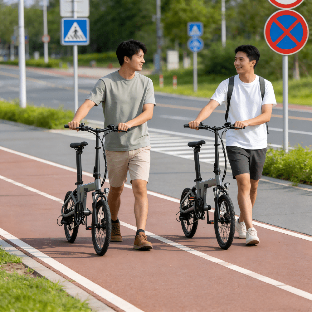 Deux personnes avec le vélo électrique pliant YANGOR H19 coloris beige sur une allée