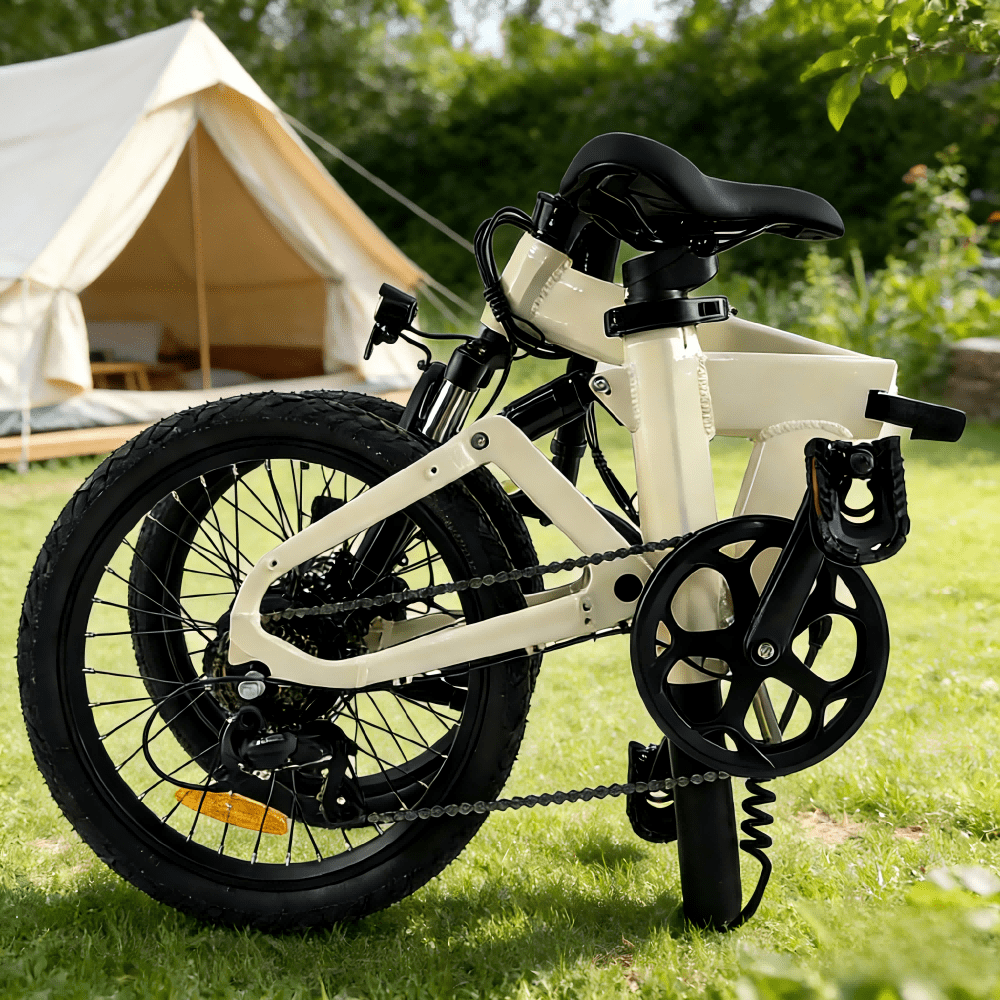 Vélo électrique pliant YANGOR H19 plié coloris beige sur une pelouse
