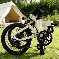 Vélo électrique pliant YANGOR H19 plié coloris beige sur une pelouse