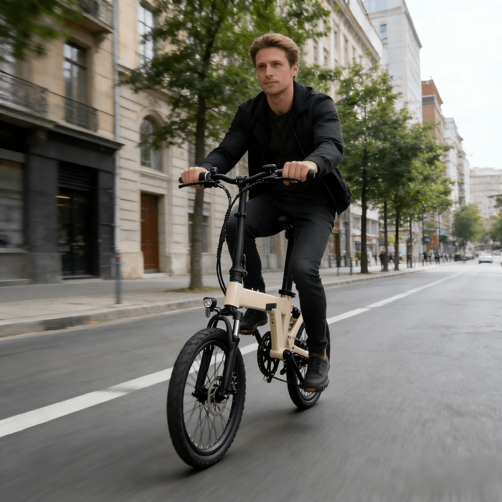 Homme roulant sur le vélo électrique pliant YANGOR H19 coloris beige dans une rue